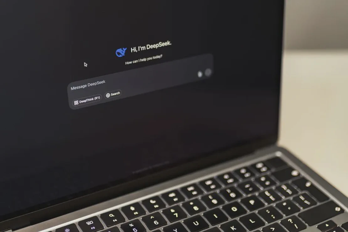 AI Agents vs Chatbots: Differences and Which to Choose